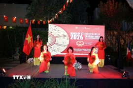 Tiết mục múa nón truyền thống trong khuôn viên Góc Việt Nam tại sự kiện. (Ảnh: Phi Hùng/TTXVN)