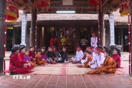 Các nghệ nhân làng Xoan gốc biểu diễn Hát Xoan tại Đình Hùng Lô, xã Hùng Lô đã thu hút đông đảo người dân và du khách tham gia. (Ảnh TTXVN phát)