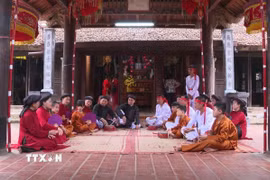 Các nghệ nhân làng Xoan gốc biểu diễn Hát Xoan tại Đình Hùng Lô, xã Hùng Lô, thành phố Việt Trì. (Ảnh TTXVN phát)