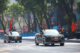 Xe Chỉ huy, xe Tổ Quân kỳ toàn quân diễu qua Lễ đài. (Ảnh: TTXVN)