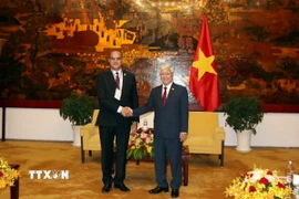 Chủ tịch Ủy ban Trung ương Mặt trận Tổ quốc Việt Nam Đỗ Văn Chiến tiếp ông Bensalem Mohamed, Ủy viên Bộ Chính trị Đảng Mặt trận Giải phóng Dân tộc Algeria. (Ảnh: Tiến Lực/TTXVN)