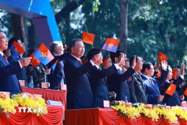 Tổng Bí thư Tô Lâm và các đại biểu theo dõi màn diễu binh, diễu hành từ trên lễ đài. (Ảnh: TTXVN)