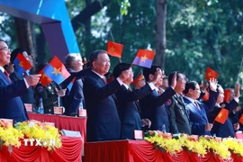 Tổng Bí thư Tô Lâm và các đại biểu theo dõi màn diễu binh, diễu hành từ trên lễ đài. (Ảnh: TTXVN)