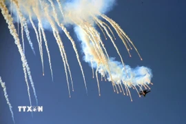 Khoảnh khắc Su-30MK2 thả bẫy nhiệt tuyệt đẹp trên bầu trời ngày 30/4