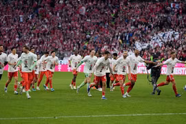 Bayern Munich ăn mừng sau khi vô địch Bundesliga sớm 4 vòng đấu.
