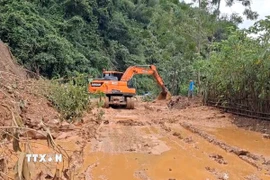 Khẩn trương xử lý điểm sạt lở, nỗ lực thông tuyến trong thời gian sớm nhất. (Ảnh: TTXVN phát)