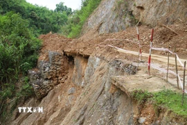 Điểm sạt lở nghiêm trọng trên Quốc lộ 16 đoạn thuộc bản Na Lợt (xã Nhôn Mai, tỉnh Nghệ An). (Ảnh: Xuân Tiến/TTXVN)