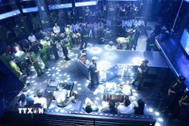 Các lực lượng chức năng phát hiện 145 người dương tính với ma túy tại 2 cơ sở kinh doanh dịch vụ. (Ảnh: TTXVN phát)