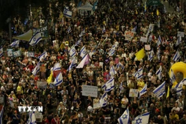 Người dân tham gia biểu tình tại Tel Aviv, Israel, kêu gọi chấm dứt xung đột ở Gaza. (Ảnh: Anadolu Agency/ TTXVN)