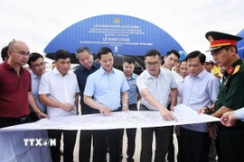 Chủ tịch UBND tỉnh Bắc Ninh Vương Quốc Tuấn cùng lãnh đạo một số sở, ngành của tỉnh kiểm tra công tác chuẩn bị cho lễ khởi công Cảng hàng không quốc tế Gia Bình. (Ảnh: TTXVN phát)