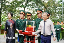 Lễ viếng, truy điệu và an táng 14 hài cốt liệt sỹ tại Nghĩa trang Liệt sỹ xã Khe Sanh (tỉnh Quảng Trị). (Ảnh: TTXVN phát)
