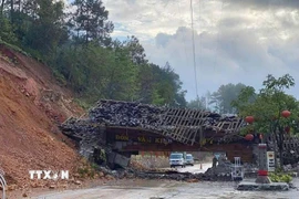 Rất may, thời điểm xảy ra vụ việc không có người qua lại nên không ghi nhận thiệt hại về người. (Ảnh: TTXVN phát)