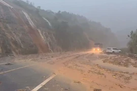 Sạt lở trên cao tốc La Sơn-Túy Loan, các phương tiện lưu thông theo Quốc lộ 1