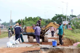 Khánh Hòa tập trung tái thiết mạng lưới hạ tầng giao thông bị thiệt hại sau lũ. (Ảnh: Công Thử/TTXVN)