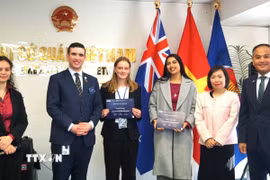 Đại sứ Việt Nam tại New Zealand Phan Minh Giang (phải) trao tặng giải thưởng cho các đại biểu sinh viên đạt thành tích xuất sắc tại NZMAM 2026. (Ảnh: TTXVN phát)