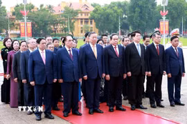 Đoàn đại biểu lãnh đạo, nguyên lãnh đạo Đảng, Nhà nước do Tổng Bí thư, Chủ tịch nước Tô Lâm dẫn đầu thành kính tưởng niệm Chủ tịch Hồ Chí Minh. (Ảnh: Tuấn Anh/TTXVN)