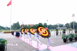Đoàn đại biểu lãnh đạo, nguyên lãnh đạo Đảng, Nhà nước do Tổng Bí thư, Chủ tịch nước Tô Lâm dẫn đầu đến đặt vòng hoa và vào Lăng viếng Chủ tịch Hồ Chí Minh. (Ảnh: Tuấn Anh/TTXVN)