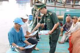 Tuyên truyền chống khai thác IUU lưu động ngay trên tàu cá, bến cảng mang lại hiệu quả trong nhận thức của từng ngư dân. (Ảnh: Hồng Hiếu/TTXVN)