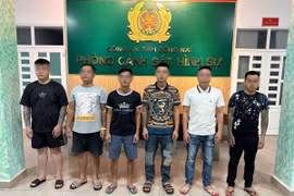 Các đối tượng tại cơ quan công an. (Ảnh: Công an Đồng Nai/TTXVN phát)