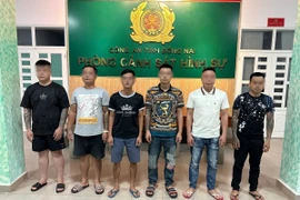 Các đối tượng tại cơ quan công an. (Ảnh: Công an Đồng Nai/TTXVN phát)