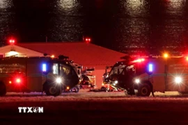 Công tác cứu hộ được triển khai tại hiện trường vụ va chạm giữa máy bay chở khách của Hãng hàng không American Airlines với trực thăng BlackHawk của quân đội ở Washington, Mỹ ngày 30/1/2025. (Ảnh: Reuters/TTXVN)