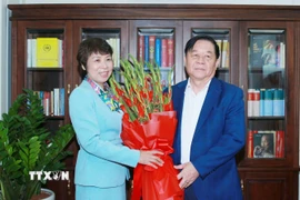 Tổng Giám đốc TTXVN Vũ Việt Trang tặng hoa chúc mừng Đại tướng Nguyễn Trọng Nghĩa. (Ảnh: Trọng Đức/TTXVN)