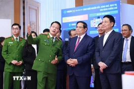 Thủ tướng Phạm Minh Chính tham quan trưng bày về phát triển khoa học, công nghệ, đổi mới sáng tạo và chuyển đổi số. (Ảnh: Dương Giang/TTXVN)