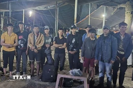 Các đối tượng nhập cảnh trái phép từ Campuchia về Việt Nam bị tạm giữ tại Đồn Biên phòng Tân Hà. (Ảnh: TTXVN phát)