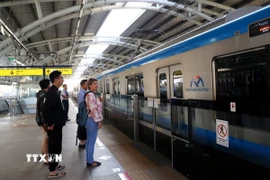 Khách chờ tàu metro tuyến số 1 tại ga Thảo Điền, thành phố Thủ Đức. (Ảnh: Hồng Đạt/TTXVN)