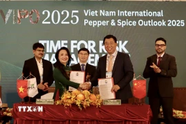 Hiệp hội Hồ tiêu và cây gia vị Việt Nam ký kết thoả thuận hợp tác với Hiệp hội Gia vị Trung Quốc tại hội nghị. (Ảnh: Xuân Anh/TTXVN)