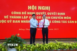 Thừa ủy quyền của Thủ tướng Chính phủ, Bí thư Tỉnh ủy Đồng Tháp Lê Quốc Phong (trái) trao Quyết định giao quyền Chủ tịch UBND tỉnh Đồng Tháp cho ông Trần Trí Quang. (Ảnh: Nhựt An/TTXVN)
