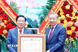 Tổng Bí thư Tô Lâm trao Huân chương Hồ Chí Minh tặng Ban Nội chính Trung ương. (Ảnh: Thống Nhất/TTXVN)