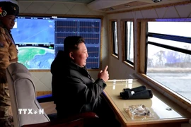 Nhà lãnh đạo Triều Tiên Kim Jong Un giám sát cuộc tập trận phóng tên lửa siêu vượt âm tại Bình Nhưỡng ngày 4/1/2026. (Nguồn: Yonhap/TTXVN)