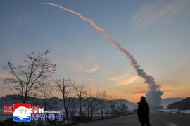 Cuộc tập trận phóng tên lửa siêu vượt âm tại Bình Nhưỡng, Triều Tiên. (Ảnh: Yonhap/TTXVN)
