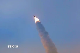 Cuộc tập trận phóng tên lửa siêu vượt âm tại Bình Nhưỡng, Triều Tiên, ngày 4/1/2026. (Ảnh: Yonhap/TTXVN)