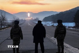 Nhà lãnh đạo Triều Tiên Kim Jong Un giám sát cuộc tập trận phóng tên lửa siêu vượt âm tại Bình Nhưỡng ngày 4/1/2026. (Ảnh: Yonhap/TTXVN)