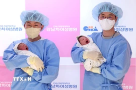 Các em bé sơ sinh tại Trung tâm y tế Gangnam ở Seoul, Hàn Quốc. (Ảnh: Yonhap/TTXVN)