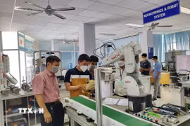 Xưởng thực hành tự động hóa với Robot tại Trung tâm Đào tạo Khu Công nghệ cao Thành phố Hồ Chí Minh. (Ảnh: TTXVN phát)