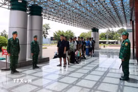 12 công dân Việt Nam do phía Campuchia trao trả tại cửa khẩu Quốc tế Hoa Lư (Đồng Nai). (Ảnh: Đậu Tất Thành/TTXVN)
