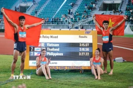 4 vận động viên Tạ Ngọc Tưởng, Nguyễn Thị Ngọc, Lê Ngọc Phúc và Nguyễn Thị Hằng giành HCV nội dung hỗn hợp nam nữ 4x400m, phá kỷ lục SEA Games. (Ảnh: Minh Quyết/TTXVN)