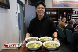 Giới thiệu Phở Việt Nam đến với bạn bè Đức. (Ảnh: Thu Hằng/TTXVN)