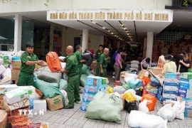 Thành phố Hồ Chí Minh hỗ trợ tỉnh Khánh Hòa trong đợt mưa lũ vừa qua. (Ảnh: Trung Tuyến/TTXVN)