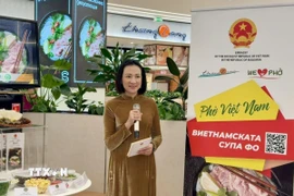 Đại sứ Nguyễn Thị Minh Nguyệt bày tỏ vui mừng được chào đón đông đảo bạn bè Bulgaria và quốc tế đến khám phá và trải nghiệm món Phở. (Ảnh: TTXVN phát)