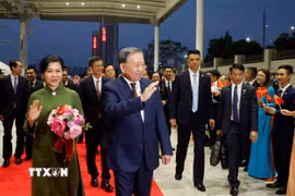 Tổng Bí thư, Chủ tịch nước Tô Lâm và Phu nhân cùng Đoàn đại biểu cấp cao Việt Nam đến thành phố Nam Ninh bằng tàu cao tốc. (Ảnh: Thống Nhất/TTXVN)