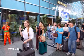 Những hành khách đầu tiên đến Đà Nẵng từ Vladivostok. (Ảnh: Trần Lê Lâm/TTXVN)