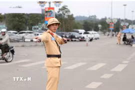 Lực lượng cảnh sát giao thông phân luồng phương tiện tại khu vực Đền Hùng. (Ảnh: Tạ Toàn/TTXVN)