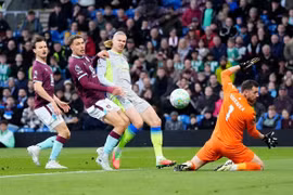 Erling Haaland tỏa sáng giúp Man City vươn lên đầu bảng xếp hạng Premier League. (Nguồn: PA)