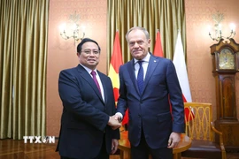 Thủ tướng Phạm Minh Chính gặp hẹp Thủ tướng Cộng hòa Ba Lan Donald Tusk. (Ảnh: Dương Giang/TTXVN)