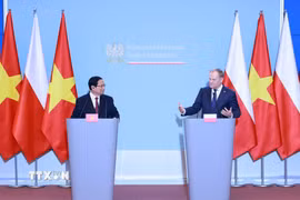 Thủ tướng Phạm Minh Chính và Thủ tướng Ba Lan Donald Tusk gặp gỡ báo chí hai nước sau hội đàm. (Ảnh: Dương Giang/TTXVN)