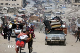 Người dân Palestine sơ tán khỏi thành phố Gaza ngày 18/9/2025. (Ảnh: THX/TTXVN)